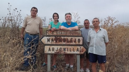 Miembros de la asociación en uno de los hitos de la ruta.