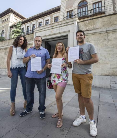 Un grupo de interinos presenta un escrito en la delegación de Educación. 