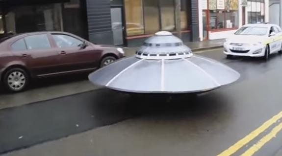 La Policía persigue y atrapa un 'platillo volador'