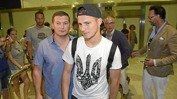 Roman Zozulya en el aeropuerto de Sevilla. 