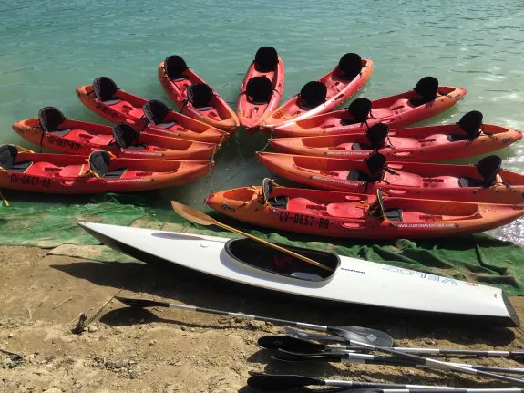 Las canoas de las empresas de aventura no podrán abandonar la orilla el próximo año.
