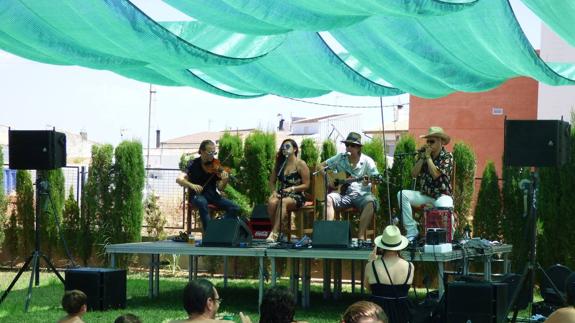 Concierto en la piscina de Baños de la Encina. 
