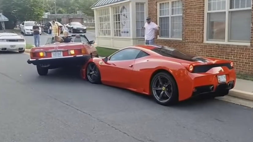 Una mujer monta su coche en un exclusivo Ferrari al querer aparcar