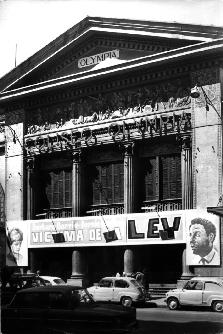 Fachada del cine Coliseo Olympia con el cartel de la última película que se proyectó, 'Víctima de la Ley'.