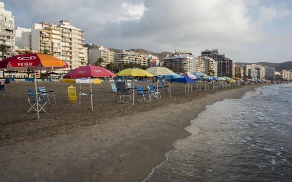 Sombrillas para reservar sitio.