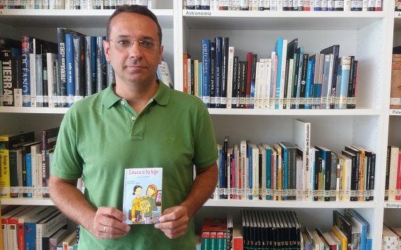 Daniel Pareja, con su obra, recién publicada. 