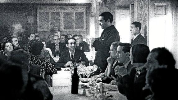Lorca pronuncia unas palabras en un homenaje a Alberti, en Madrid, en febrero de 1936. 
