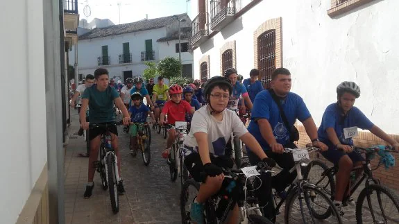 Ciclistas de todas las edades recorrieron el casco urbano de la localidad loperana.