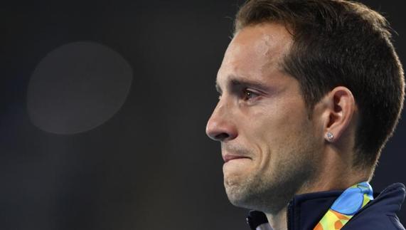 Las lágrimas del pertiguista francés Lavillenie  en el podio por los abucheos del público