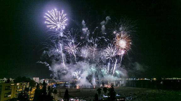 Miles de personas se concentraron a orillas del mar para despedirse de la semana grande de Motril a golpes de luz y música. 