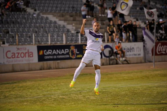 El conjunto dirigido por Ramón Tejada debutó con un contundente triunfo (5-2) ante la Real Balompédica Linense, con Sergio Molina goleando y haciendo un gran partido.