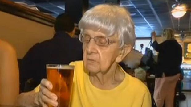 La cerveza, el secreto de esta anciana para llegar a los 102 años
