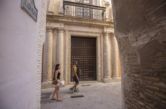 La Casa Ágreda está ubicada en la Cuesta de Santa Inés. 