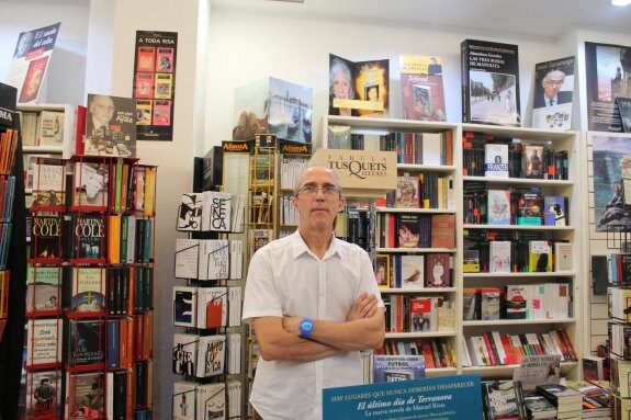 José Luis García en su librería Metrópolis.