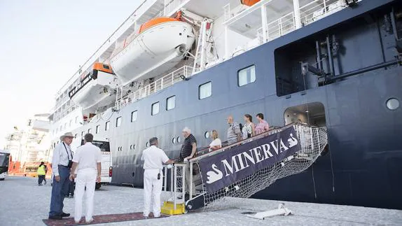 El crucero 'Minerva' atraca en Motril con un pasaje superior a las 400 personas