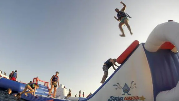 La playa de la Herradura permanecerá adornada hasta mediados de septiembre con esta estructura hinchada con aire.  