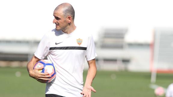 Fernando Soriano hace indicaciones queriendo mayor amplitud de sus jugadores en el terreno de juego.  