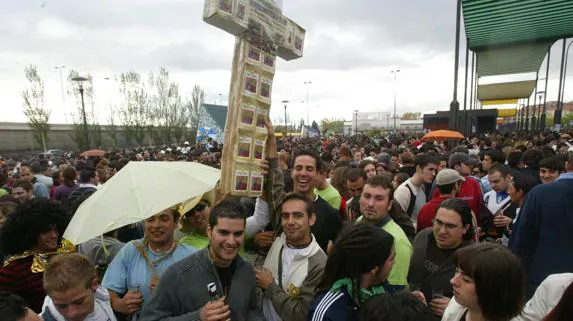 Imagen del primer botellón que acogió el botellódromo, en mayo 2007.  