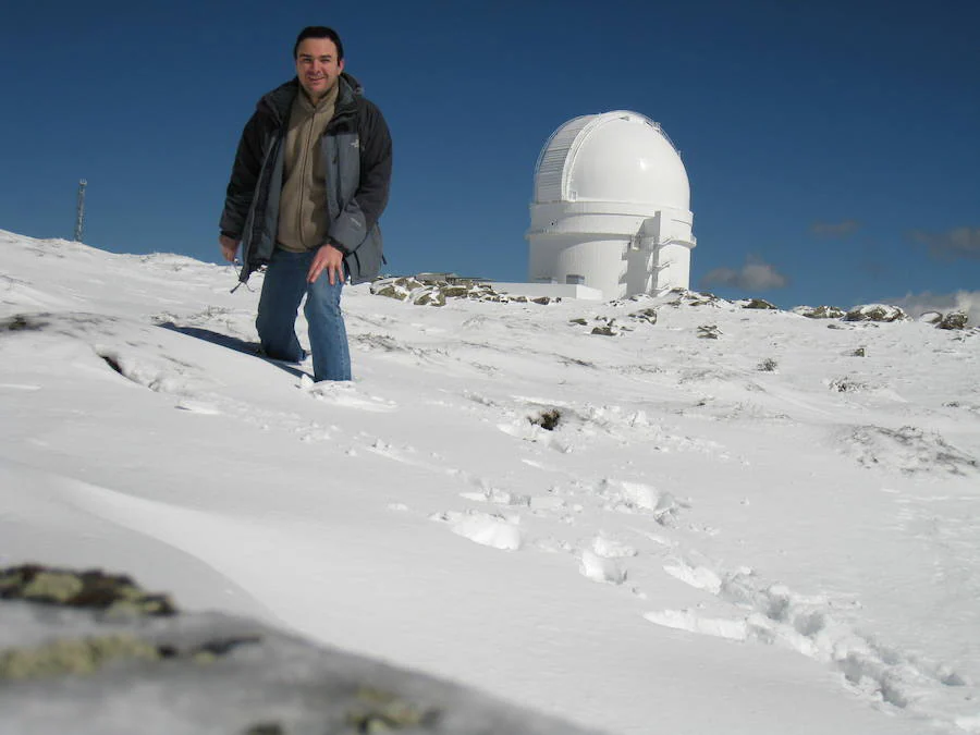 El astrofísico Nicolás Morales Palomino, junto al observatorio de Sierra Nevada.