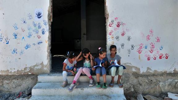 Un grupo de niños en el campo de refugiados de Lagadikia, a 40 kilómetros de Tesalónica. 