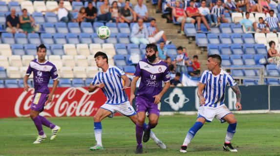 El jienense Bardanca, en primer término, intenta controlar un balón en el partido frente al Huelva. 