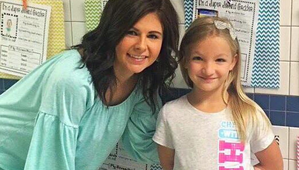 La profesora Brandy Young junto a una de sus alumnas de primaria en Texas. 