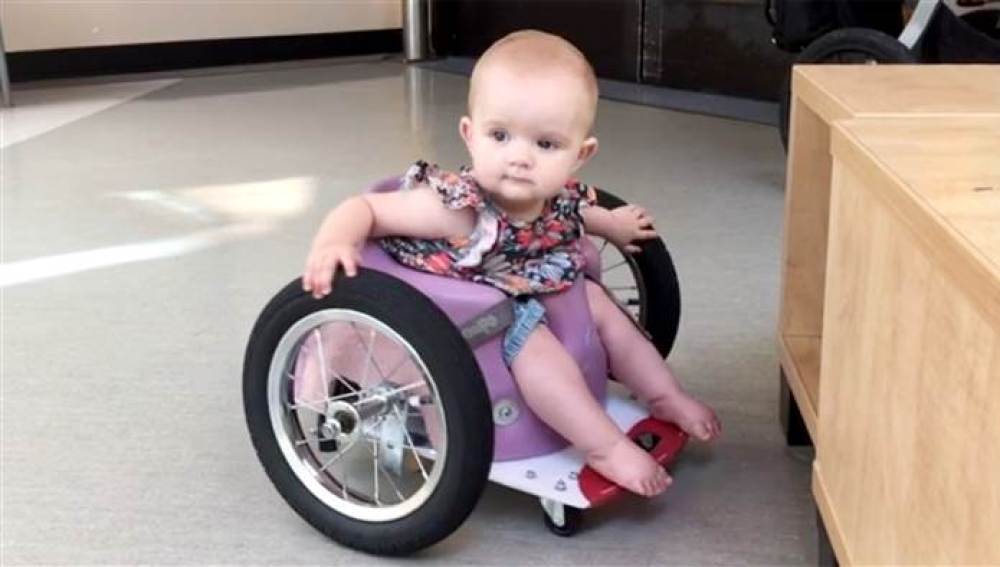 Esta bebé aprende a ir en silla de ruedas tras una parálisis de la parte inferior de su cuerpo