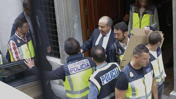 Salida del exalcalde del Ayuntamiento de Granada tras el registro de su despacho.  