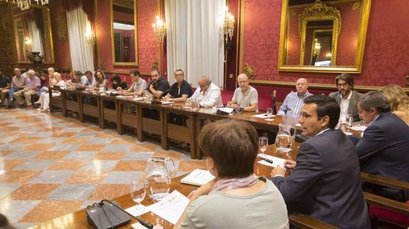 El alcalde, Francisco Cuenca, preside la reunión junto a la delegada de la Junta (izq.), Sandra García, y el presidente de la Diputación (der.), José Entrena. Al fondo a la derecha, los concejales de PP y C’s, juntos.