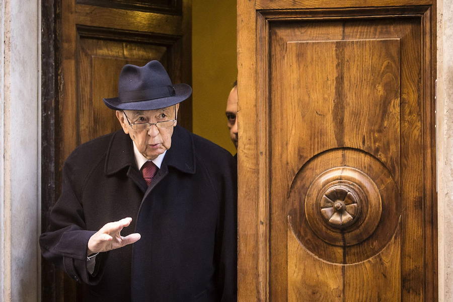 Giorgio Napolitano, en la puerta de su casa de Roma. 