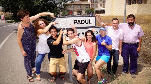 Un grupo de paduleños señala el cartel que a la entrada de su pueblo muestra que el artículo 'El' ha sido tachado, repintado y vuelto a tachar, símbolo del vivo debate que existe entre los vecinos. 