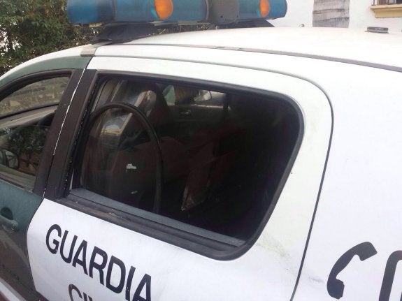 Estado en el que quedó el vehículo de la Guardia Civil. 