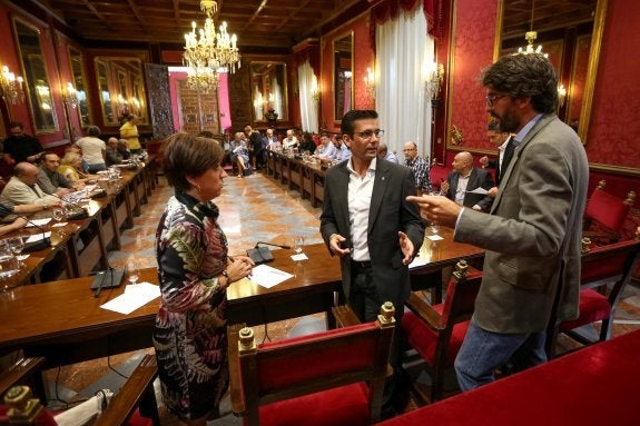 Sandra García, Francisco Cuenca y Luis Aribayos, al inicio de la reunión de la Mesa del Ferrocarril.