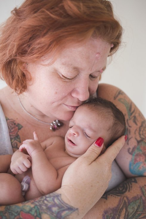 Christina Fisher abraza a su hija biológica, que padece una anomalía congénita. :: reuters