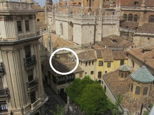 Imagen de la fachada con los dos aparatos de aire acondicionado, poco antes de ser retirados.