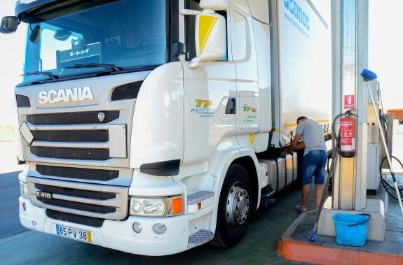 Un camionero portugués reposta en una estación de servicio española próxima a la frontera con su país. :: casimiro moreno