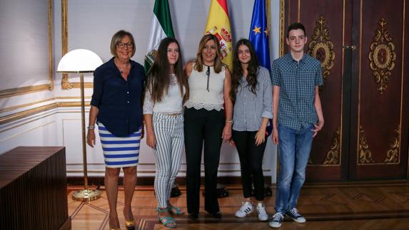 Los tres alumnos del Instituto 'La Bahía' de San Fernando con la consejera y la presidenta. 