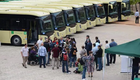 La Junta de Andalucía presentó este martes los nuevos vehículos metropolitanos. 