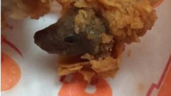 Rata por pollo y costillas con patas de perro: el famoso restaurante que indigna a la Red