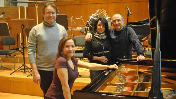 De izquierda a derecha, los pianistas Alexei Volodin y Edith Peña, junto a Gloria Medina y Francisco Moya, de IBS Classical, en el Falla.  