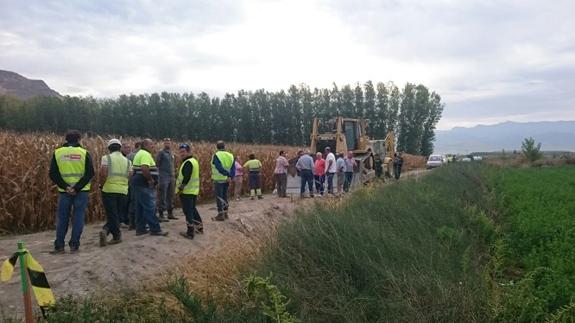 Cincuenta agricultores paran la obra de la GR-43