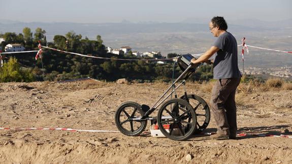 El equipo de arqueólogos ha comenzado hoy los trabajos con el georradar 