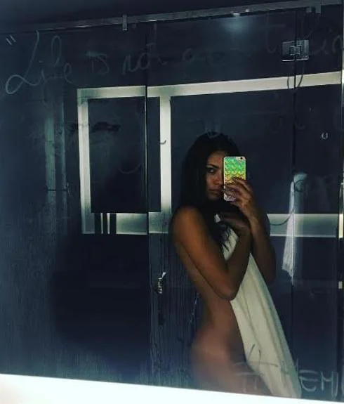 Adriana Lima sorprende al mundo subiendo una foto suya desnuda