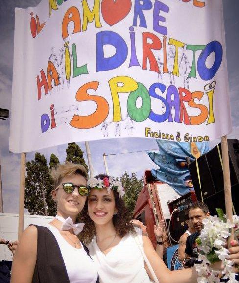 Dos monjas cuelgan los hábitos unidas por la fe, el amor y el sexo