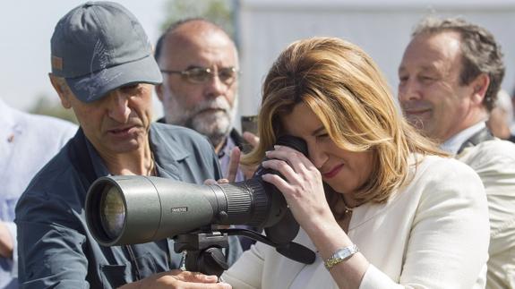 La presidenta de Andalucía mirando por un gran objetivo.  