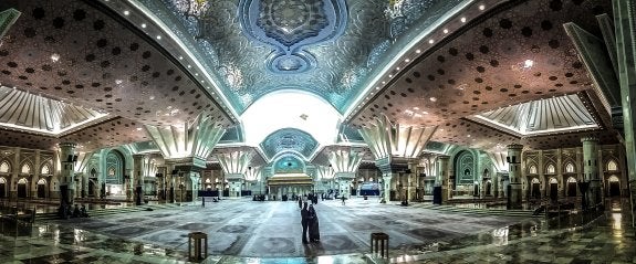 Santuario del ayatolá Jomeini, a las afueras de Teherán, un mausoleo de mármol y cristal digno de un profeta.