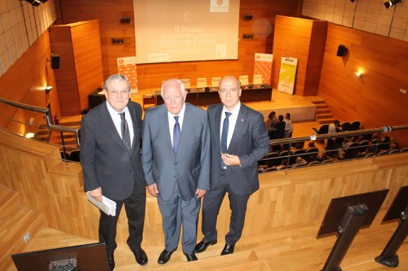José María Casado, decano del Colegio de Economistas de Córdoba, José Luis García Lomas, presidente de la Caja Rural, y Rafael Peralta, decano del Colegio de Economías de Jaén, en el acto.