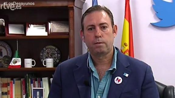 El alcalde de Jun avisa a los barones "iluminados" de que no tienen "nada que ver" con la realidad del PSOE