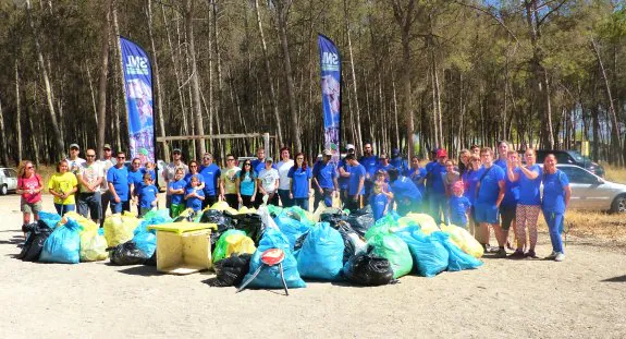 El grupo de voluntarios que participó en la jornada de limpieza del entorno de Cubillas.