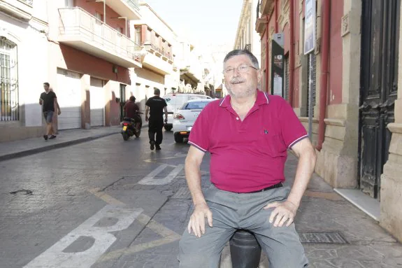 Miguel Bisbal, sentado sobre uno de los pivotes de la calle La Reina, en el centro de la capital.